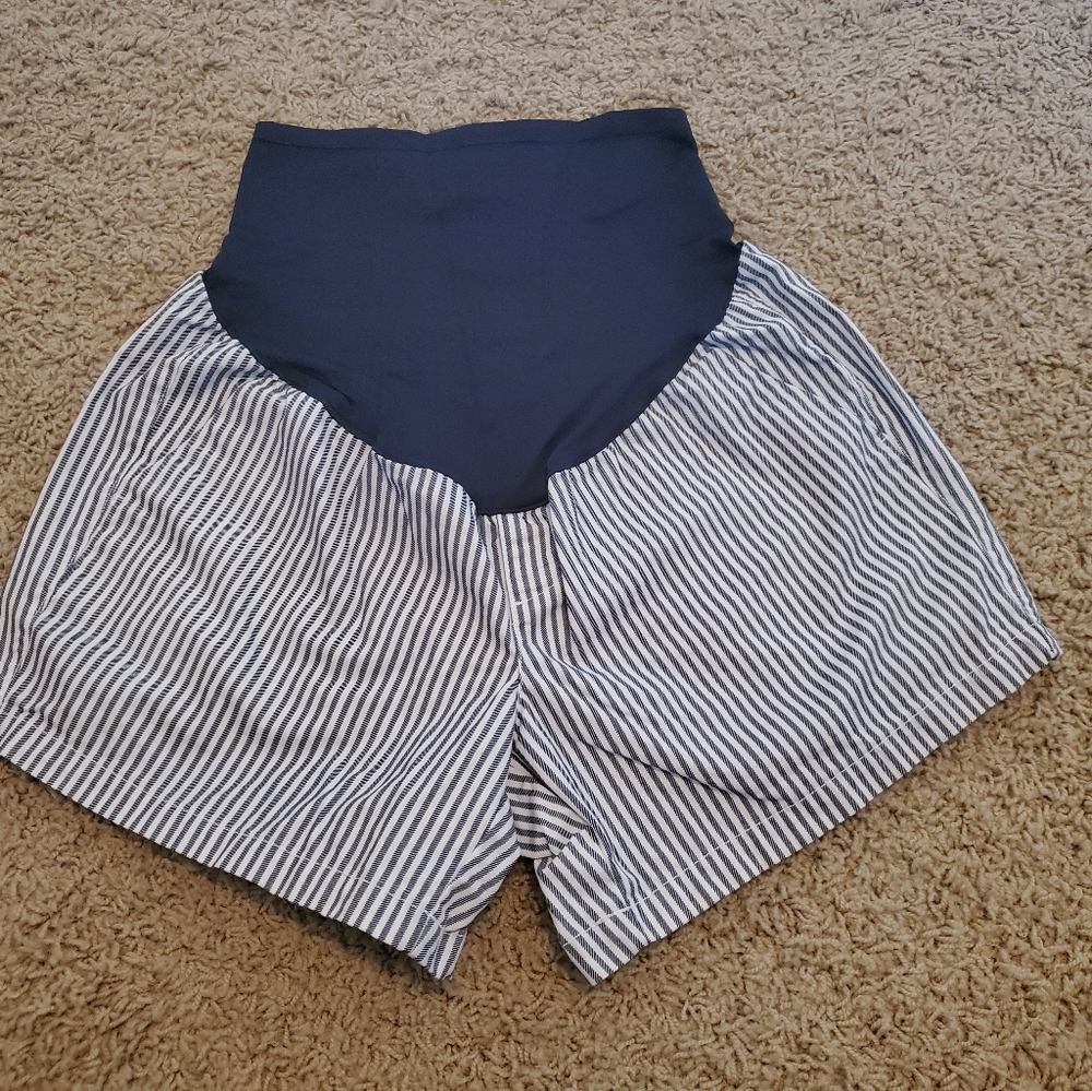 Maternity size 6 Old Navy shorts